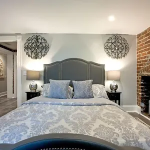 Restored Historic 5 Bedroom 4 And A Half Bath Savannah